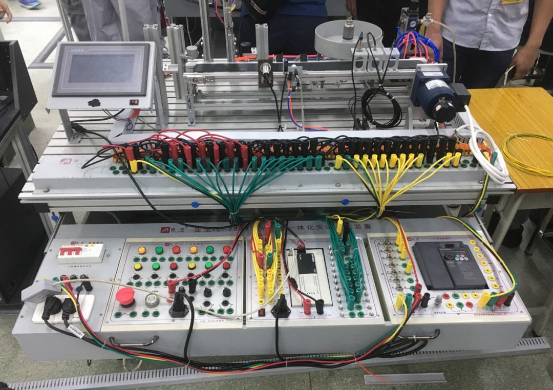 喜訊 我校師生參加機(jī)電一體化設(shè)備組裝與調(diào)試項(xiàng)目競賽刷新歷史最好成績